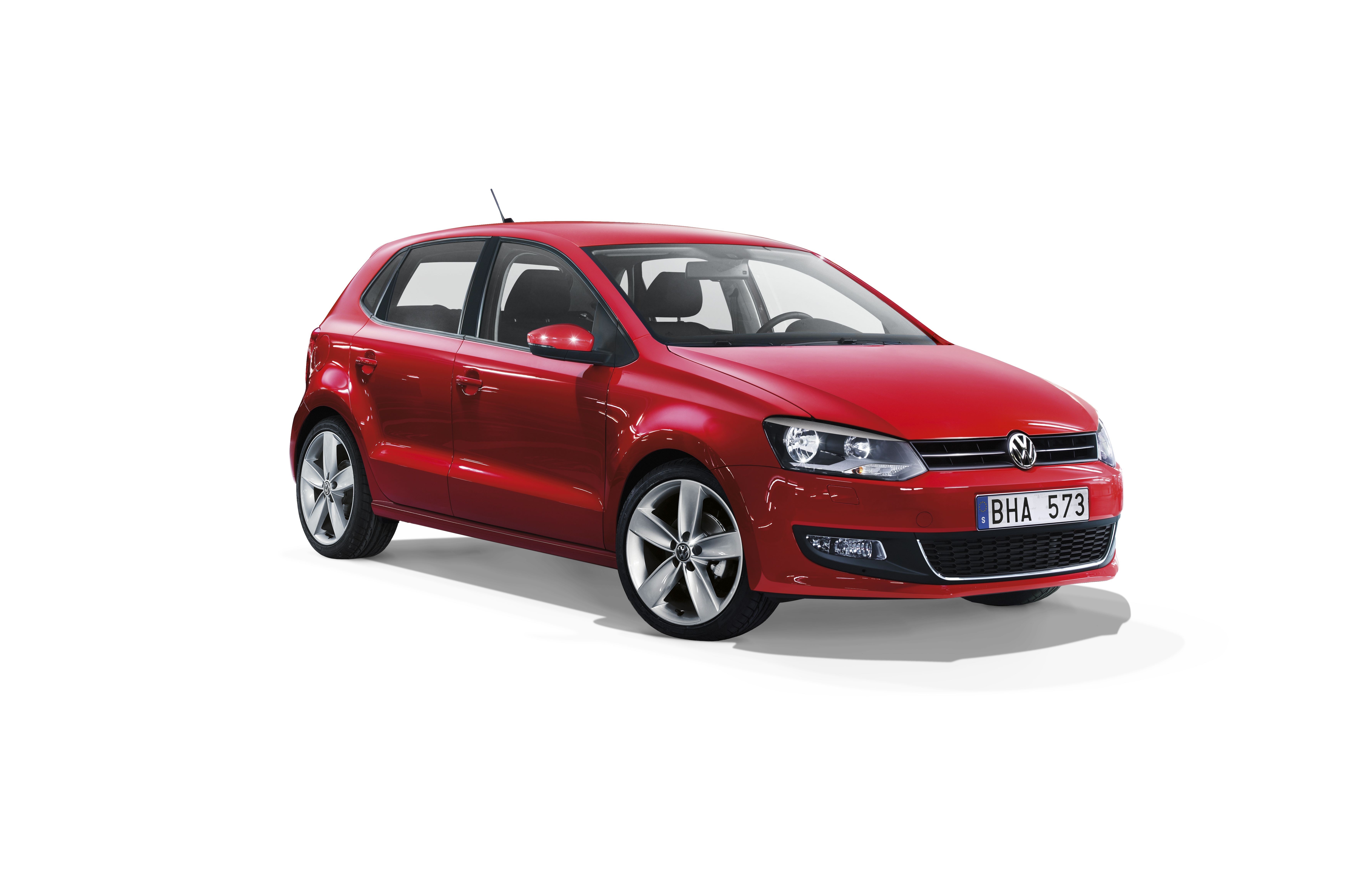 Röd Volkswagen Polo med vit bakgrund